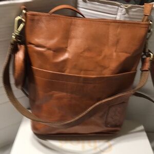 Berliner Sofia leather crossbody bag with 2 outside slip pockets and pouch. NWOT